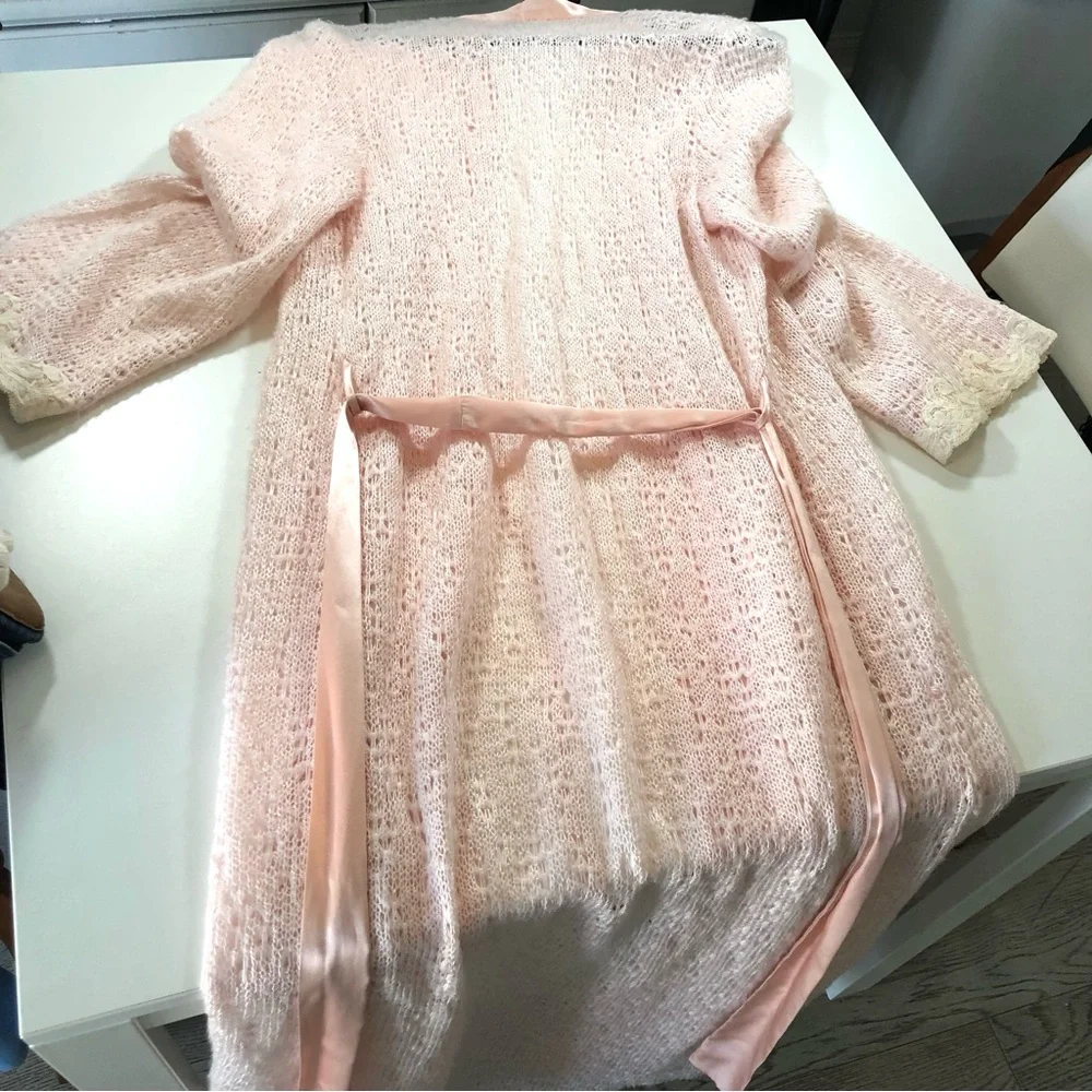 Natori Blush Pink Crochet Knit Long Robe with Lace Details Women’s M, Vintage
